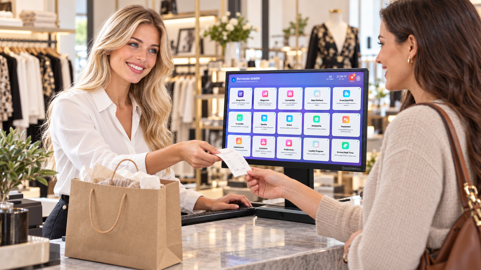 Commessa sorridente consegna lo scontrino a una cliente al bancone di una boutique, con il gestionale Genius 2.0 aperto sul monitor touch